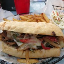 私が食べたのはコレ！具材は野菜とお肉を炒めたもの