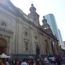 市庁舎斜め横の大聖堂