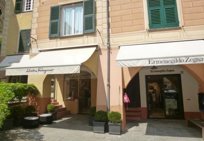 ポルトフィーノのフェラガモはシューズが充実しています♪