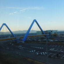 うみたまごと高崎山を結ぶ別大国道に架かる橋(JR車窓より)