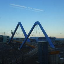 うみたまごと高崎山を結ぶ橋(JR車窓より)