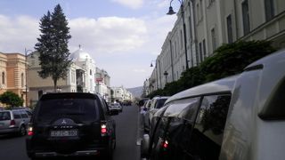 パリの街並みのように高さが統一され、古い様式建築物で統一された美しい通り。