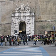 入口には長蛇の列が…