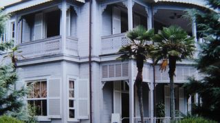 西洋家具や暖炉のデザインなど見所が多い