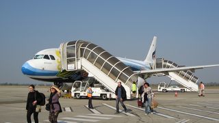 タラップで飛行機から下ります。