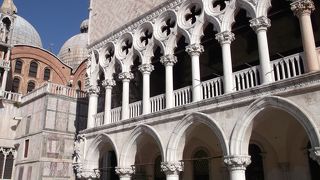 総督邸兼政庁だった・・・