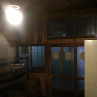 昭和の頃の銭湯のような木の造りに親しみを感じます。