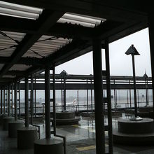 飛行機を見ながら座れる丸いベンチが並んでいます。