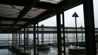 雨の日でも飛行機を見れる展望デッキ