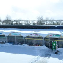 建物の向かいの農産物直売所