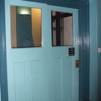 古い手動式のエレベーター