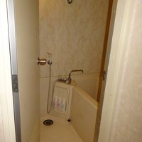 お部屋のお風呂。　昔ながらのユニットバスです。