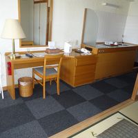 奥にちょっとしたキッチンがついているのが判るでしょうか？