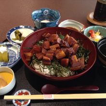 角煮丼　写真端でみえませんが、みかん寒天のデザート付