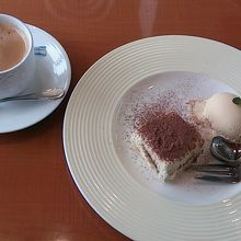 デザートとコーヒーはセットではなく単品での注文です。