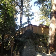 城郭の石組なみに大きな石。