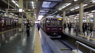 関西の人には当たり前ですが、隣はJRの大阪駅で阪急には大阪駅はありません。