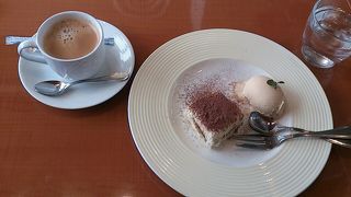 ランチ利用もカフェのみでも。