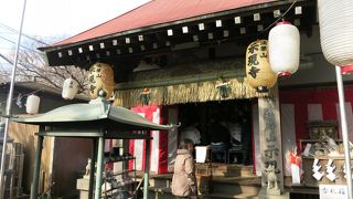 境内は窮屈な感じだが、正月三が日は和気藹々とした雰囲気