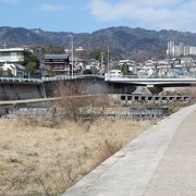 春を求めて岡本梅園の後に住吉川沿いを歩く