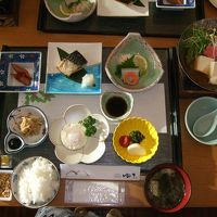 連泊時の朝食は、『湯豆腐鍋』、イカ刺しその他に替えてくれまし