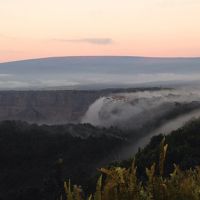 朝もや流れる火口付近