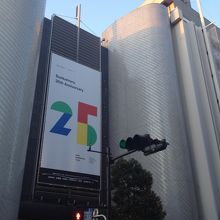 大きな建物です。