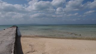 海に突き出た一本桟橋