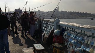 ボスポラス海峡で魚釣り