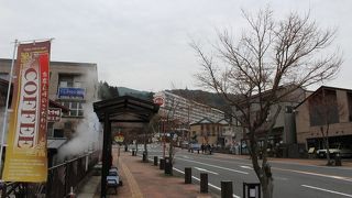 町中に立ちこめる湯煙