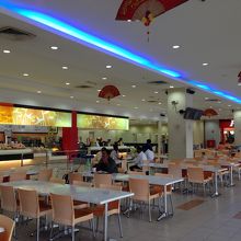 空港を出て歩いたところのフードコートです。安いし静か！