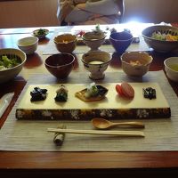 朝食。この後ご飯、お味噌汁、デザート、コーヒーまでつきます。