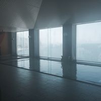 内湯。あつ湯とぬる湯と広々とした二つの浴槽がある。