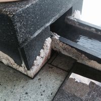 温泉成分がしろく固まっていました。