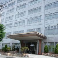 白い建物が目立ちます