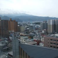 南側の部屋から見た、市街地と蔵王連山