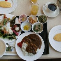朝食バイキング。「オムレツ」と「特製カレー」がお薦め