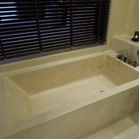 バスタブは深くて、ゆったり。