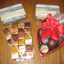 チョコレートと缶入りキャンデー、バレンタインのハートのチョコ