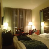 白と茶系の北欧ベーシックな雰囲気ある客室