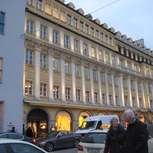 淡い黄色の建物です。店内は豊富なデリカで楽しいです。