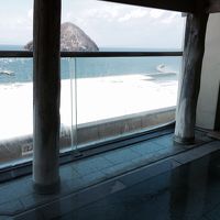 広くはないですが、海と湯の島が見えます。