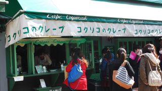 緑色のお店の前に女の子がわんさか・・グレープ屋さん