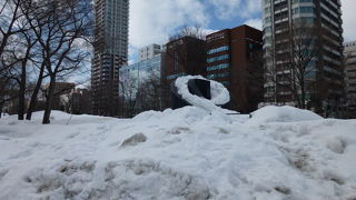 彫刻であり滑り台