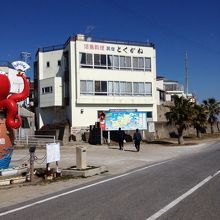 タコの銅像の隣