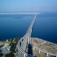 奥に見えるのが関空。海に浮かんでいます。