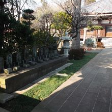 山門入ると石塔群。左手は墓地