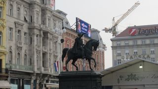 旧市街への入り口。周辺にはスーパーやカフェがあります。