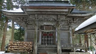 内部に義経と弁慶の像が安置。