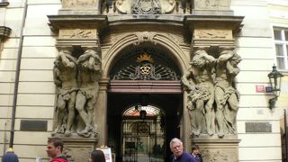 力強い人像柱の彫刻が印象的で、肩が凝りそうです